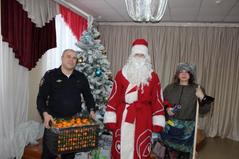 Ашинские полицейские подарили новогоднее чудо воспитанникам Центров помощи детям Миньяра и Сима