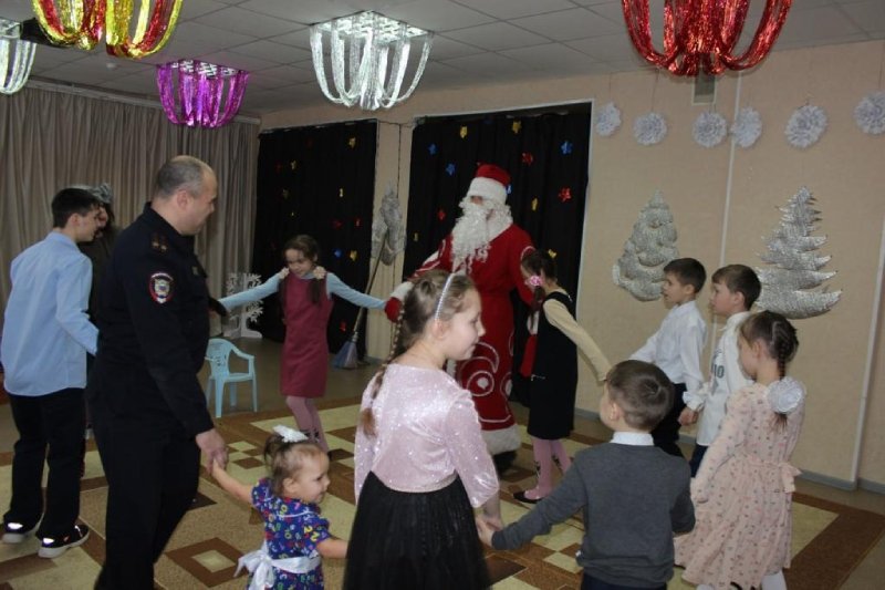 Ашинские полицейские подарили новогоднее чудо воспитанникам Центров помощи детям Миньяра и Сима